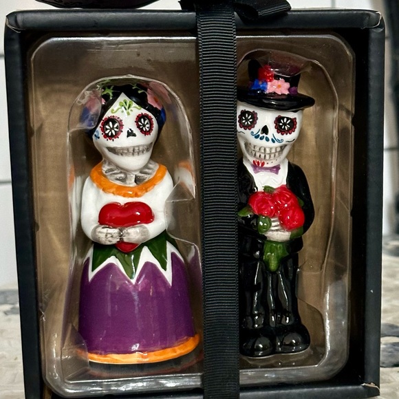 Sugar Skull•Salt/Pepper Shakers - Picture 2 of 8